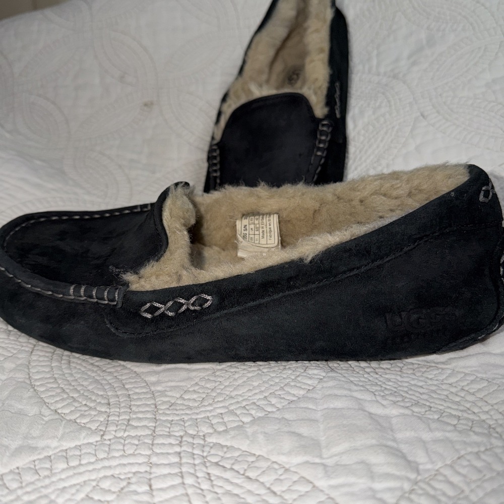 UGG ANSLEY Women's Size 11  Sherpa Lined Black Moccasin Slippers
